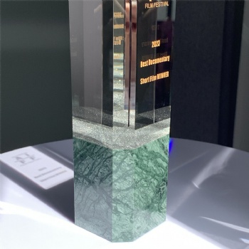 ADL Cuboid Crystal Glass Trophy with Green Stone Base High-quality Customized Logo or Words for Souvenir Gifts