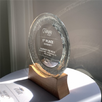 ADL New Design 2023 Crystal Glass Plate Shaped First Awards Trophies with Wooden Base for Souvenir Gifts