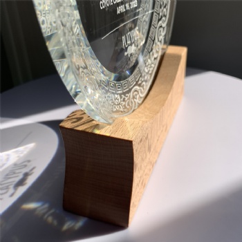 ADL New Design 2023 Crystal Glass Plate Shaped First Awards Trophies with Wooden Base for Souvenir Gifts