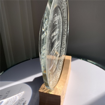 ADL New Design 2023 Crystal Glass Plate Shaped First Awards Trophies with Wooden Base for Souvenir Gifts