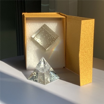 ADL High Quality New Design Crystal Glass Cubes Luminous Ornaments Pyramid for Souvenir Gifts