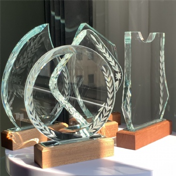 ADL Cheap Crystal Glass Trophy Awards with Wooden Base Leaf Shape for Honorary Award Customized Words Sports Awards