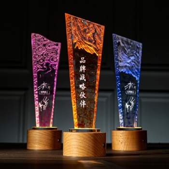 High quality and low price Crystal Glass Trophy with Wooden Base for Souvenir Gifts Awards