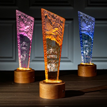 High quality and low price Crystal Glass Trophy with Wooden Base for Souvenir Gifts Awards