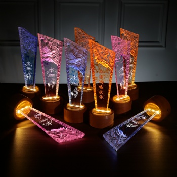 High quality and low price Crystal Glass Trophy with Wooden Base for Souvenir Gifts Awards