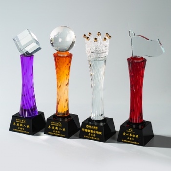 High Quality Colorful Irregular Twisted Trophy Annual Meeting Excellent Employee Crystal Glass Trophy